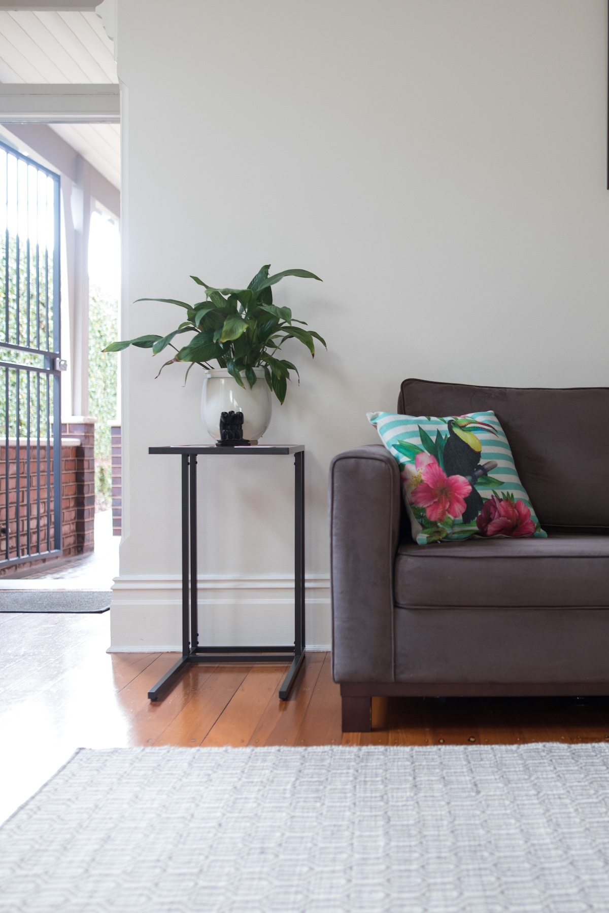 Pouf and side table living room idea 5